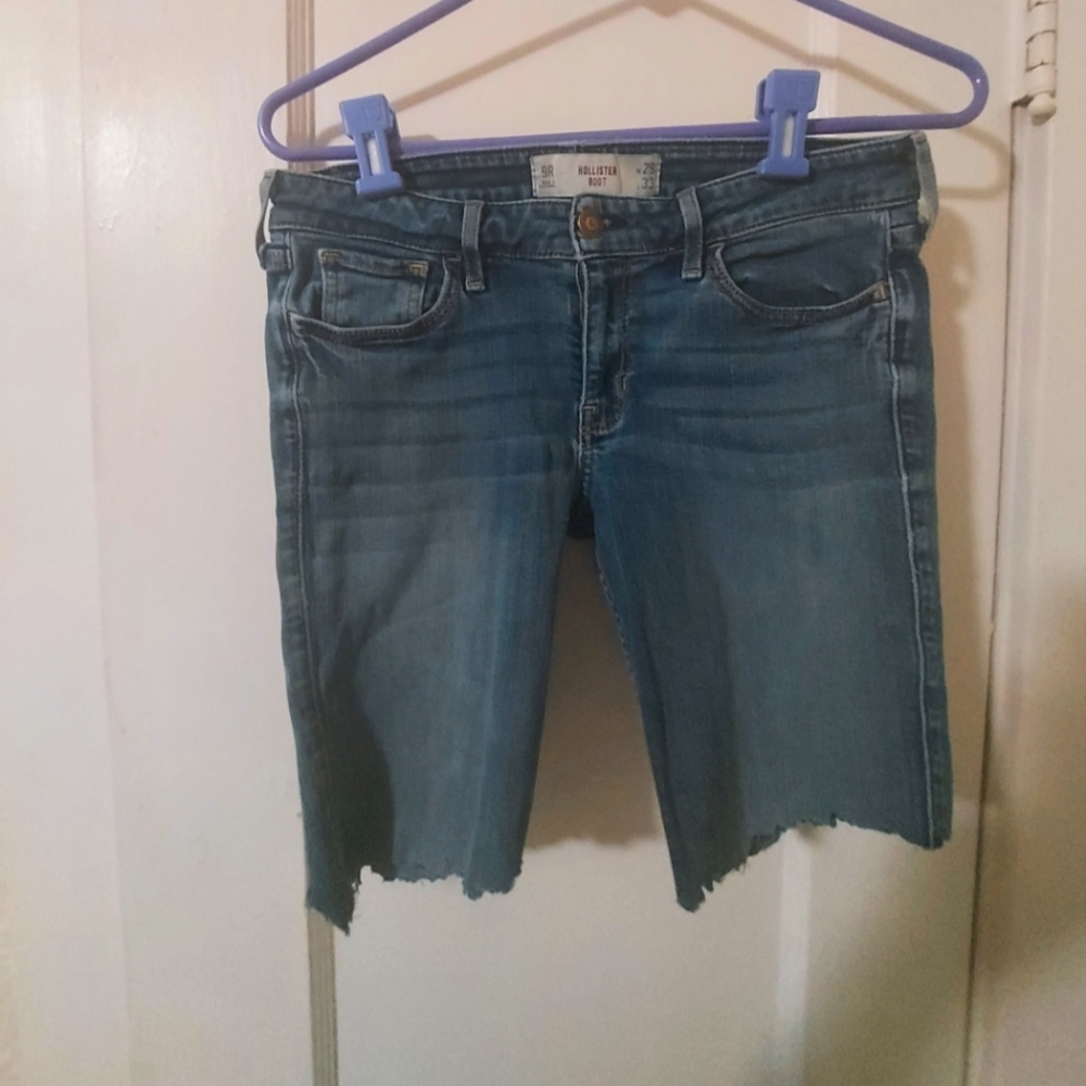 ** Size 9 or 29 Hollister cutoffs